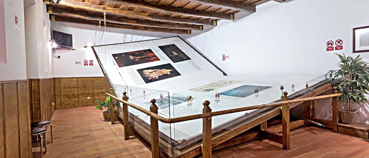 World’s Largest Handmade Book (Szinpetri)